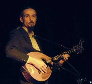 Olivier Milchberg playing Bouzouki with Hombeline