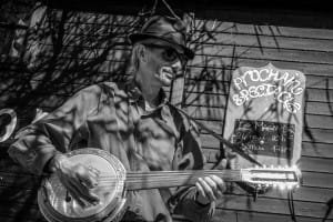 Olivier Milchberg playing Banjo at Cirque Bidon